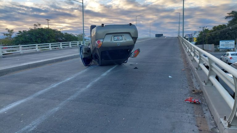 Heridos mujer y niño al volcar auto en puente frente a Japac