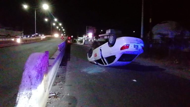 Vuelca auto en la Del Valle