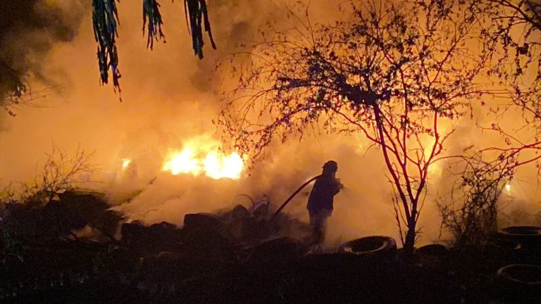 Se incendia bodega de llantas en Culiacancito