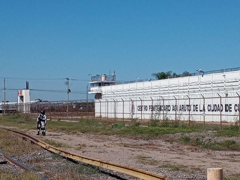 Aseguran en penal de Aguaruto un palenque, subametralladoras y $1.2 millones