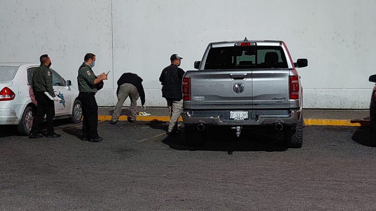 Balean a pareja en plaza comercial; hay un muerto