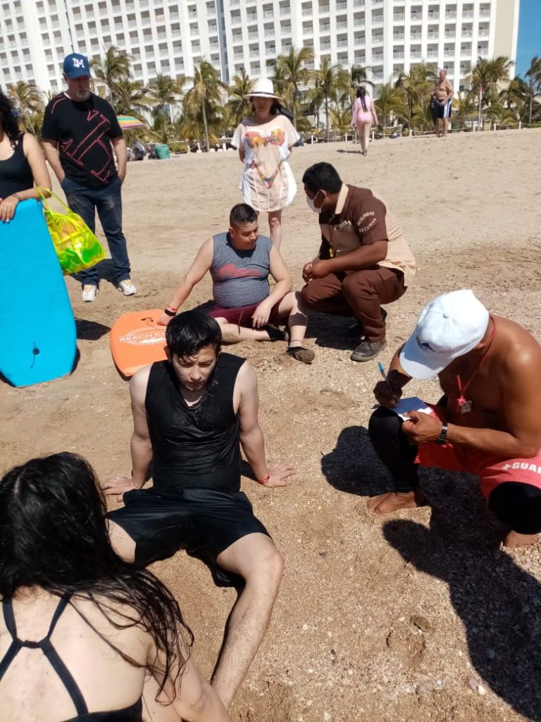 Rescatan de ahogarse a 3 turistas en Cerritos