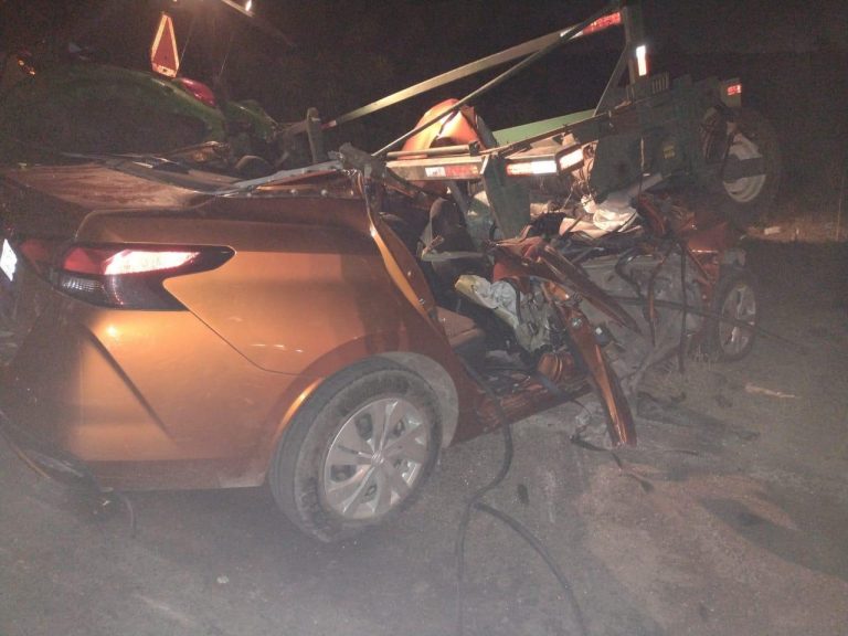 Un fallecido y dos heridos al chocar auto con tractor en Navolato