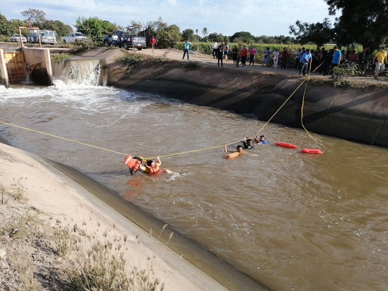 Cae niño a canal en moto; lo buscan en Lo de Sauceda, Navolato