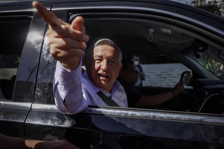 Supervisa AMLO obras complementarias de la presa Picachos