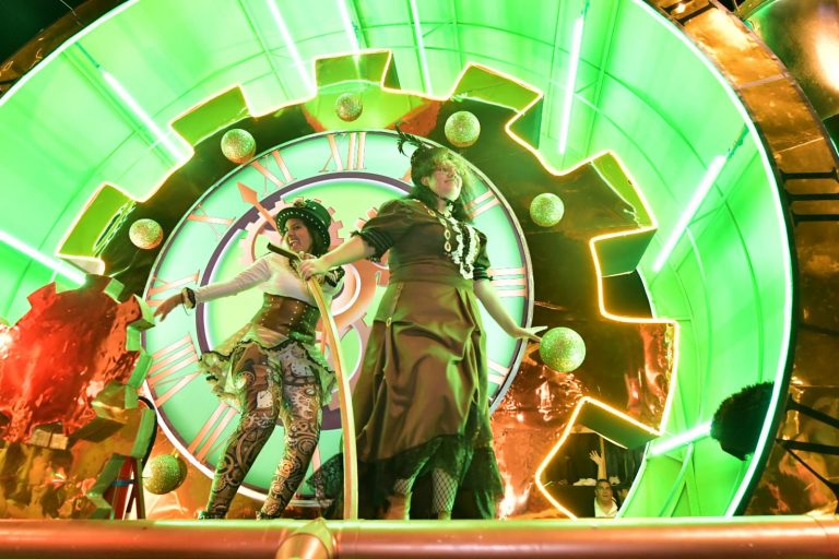 Se llena de luz y brillo paseo costero con el desfile de Carnaval