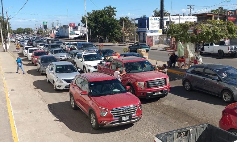 Abarrotan miles carretera rumbo a Altata