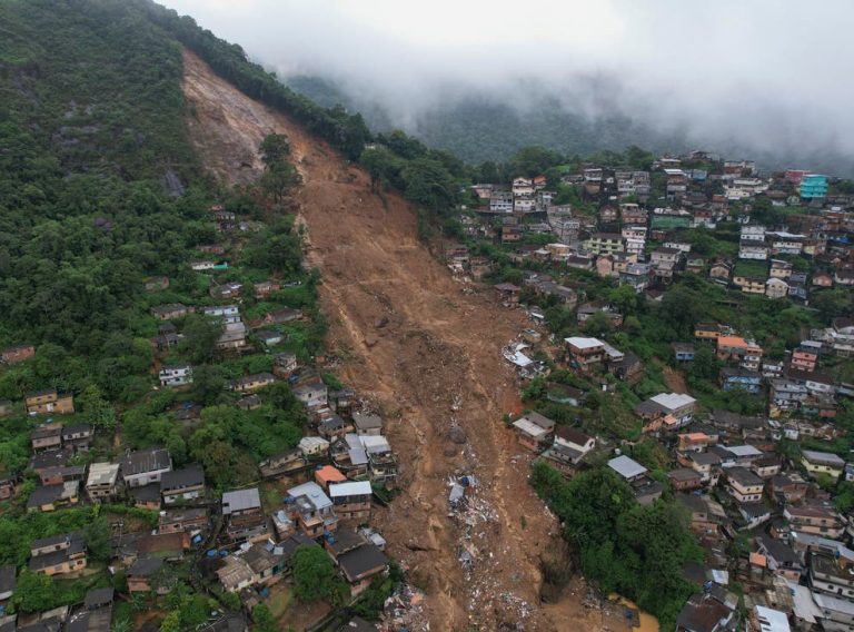 Suman 117 muertos por deslave en Brasil