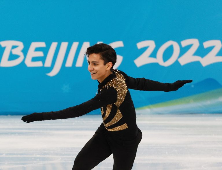 Donovan Carrillo hace historia al clasificar a la final de patinaje artístico en Beijing 2022