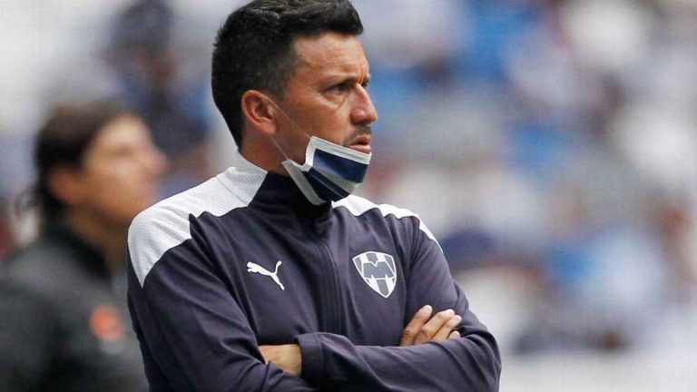 Lidera Hugo Castillo práctica con Rayados tras cese de Javier Aguirre
