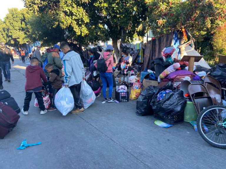 Desalojan a más de 380 migrantes de campamento en Tijuana