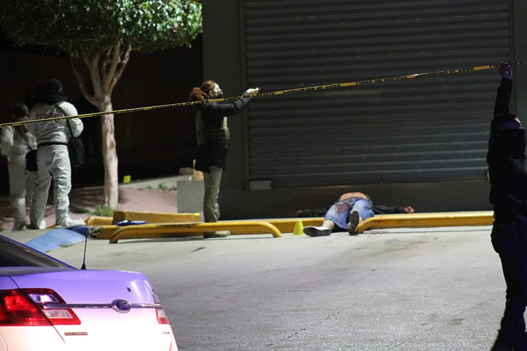 Asesinan a uno y balean a 7 en puesto de comida en Tijuana