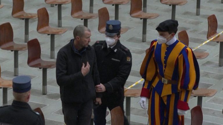 Dios te rechaza, grita hombre al Papa