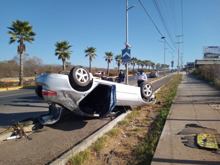 Se salva mujer de volcadura rumbo a Imala