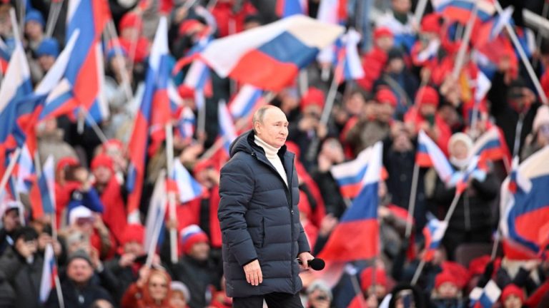 Celebra Putin ante multitud anexión de Crimea