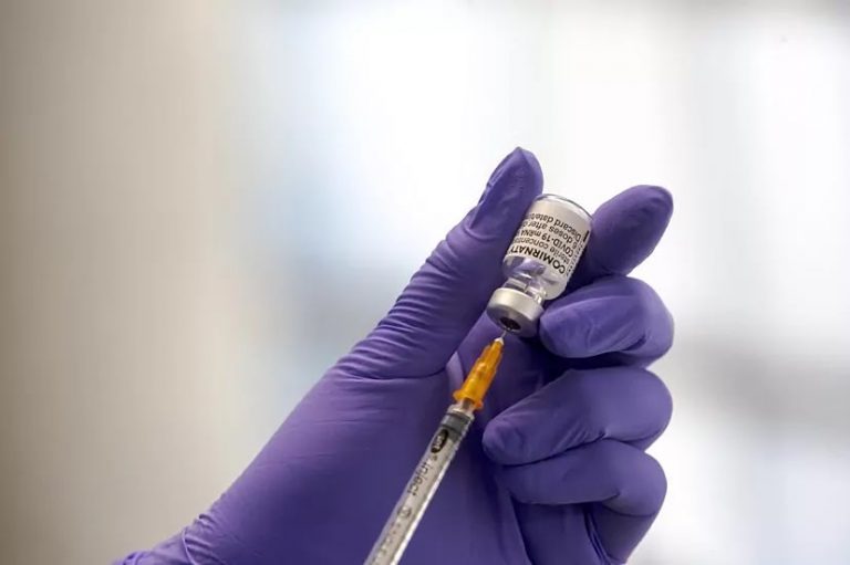 Aprueba EU cuarta dosis para los mayores de 50 años