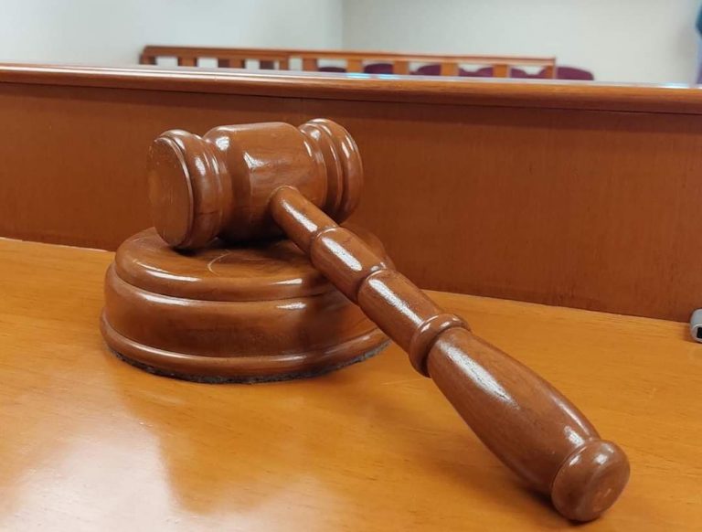 Esperó que la víctima saliera para abusarle