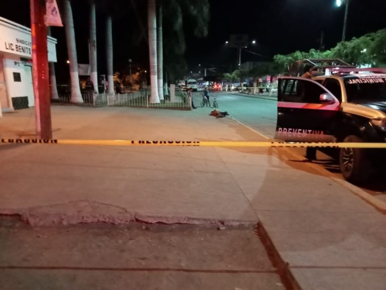 Fallece presunto indigente en Villa Juárez, frente a la sindicatura