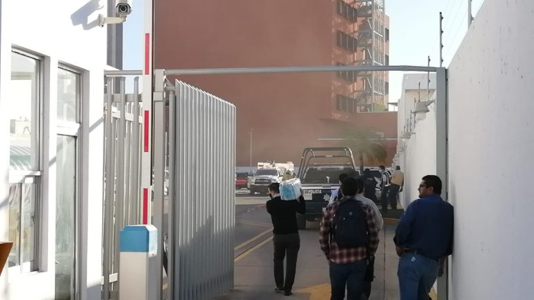 Moviliza a bomberos incendio de auto en estacionamiento