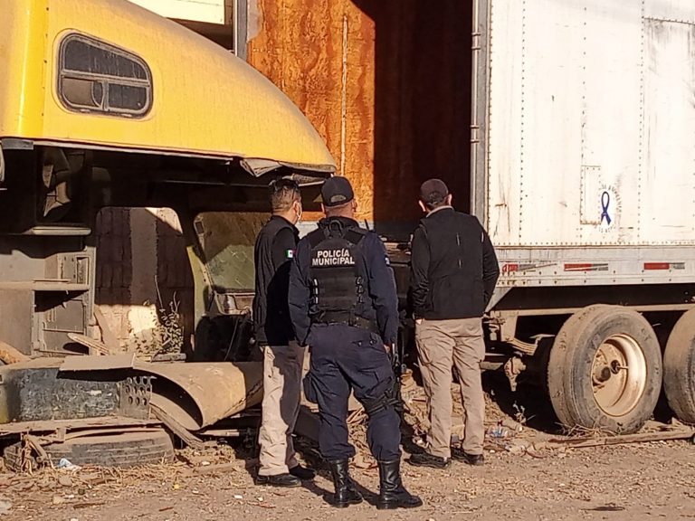 Encuentran en caja de tráiler cadáver de joven en la San Rafael