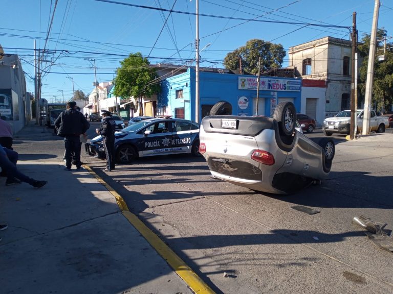 Termina choque con auto volcado en el Centro