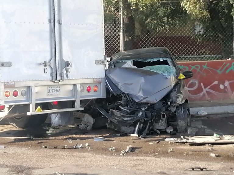 Se pasó el alto y fue embestido por una camioneta: un muerto y heridos