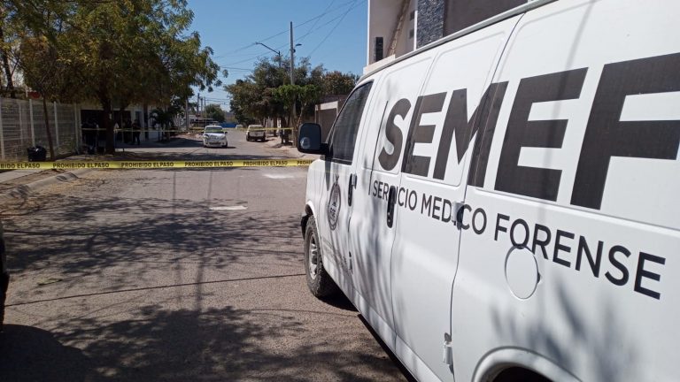 Reportan muerto a automovilista a costado de un parque