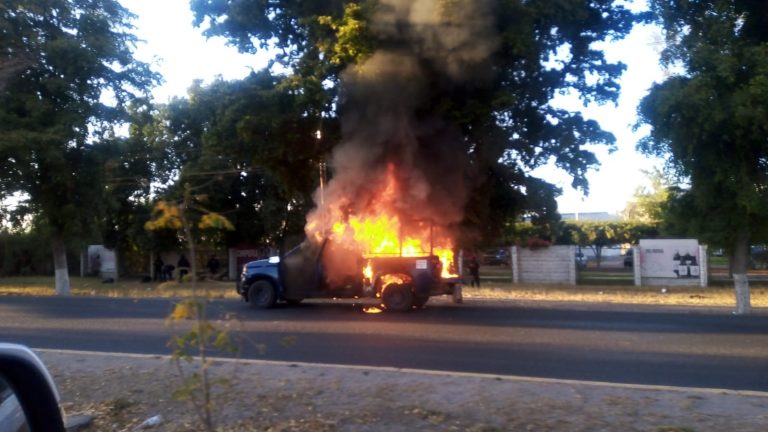 Se incendia patrulla en la carretera Culiacán-Navolato