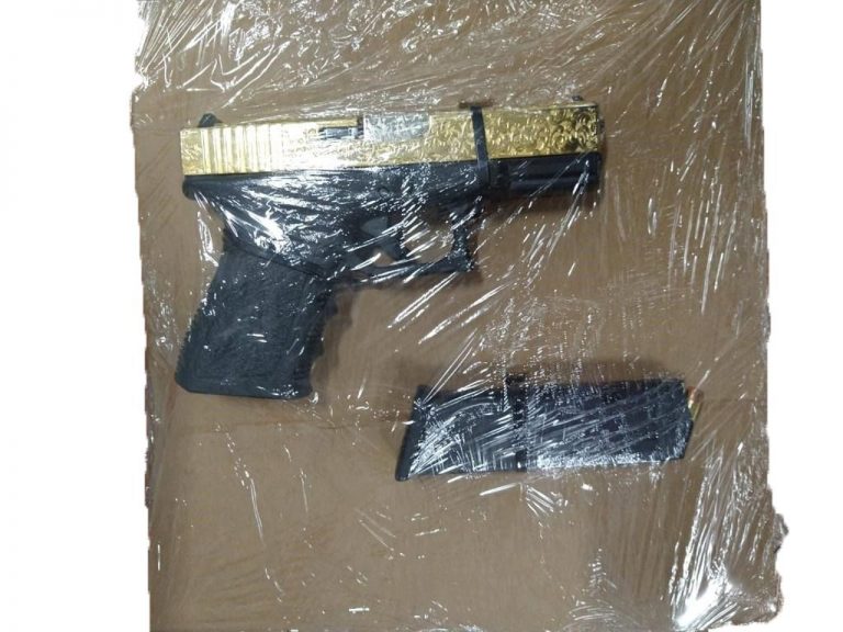 Caen 5 con de armas de fuego y municiones