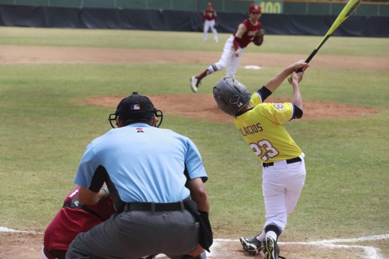 Entre porras y aplausos, el gobernador en Culiacancito