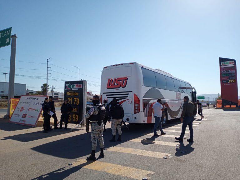 Herido pasajero de autobús tras fuego cruzado entre armados