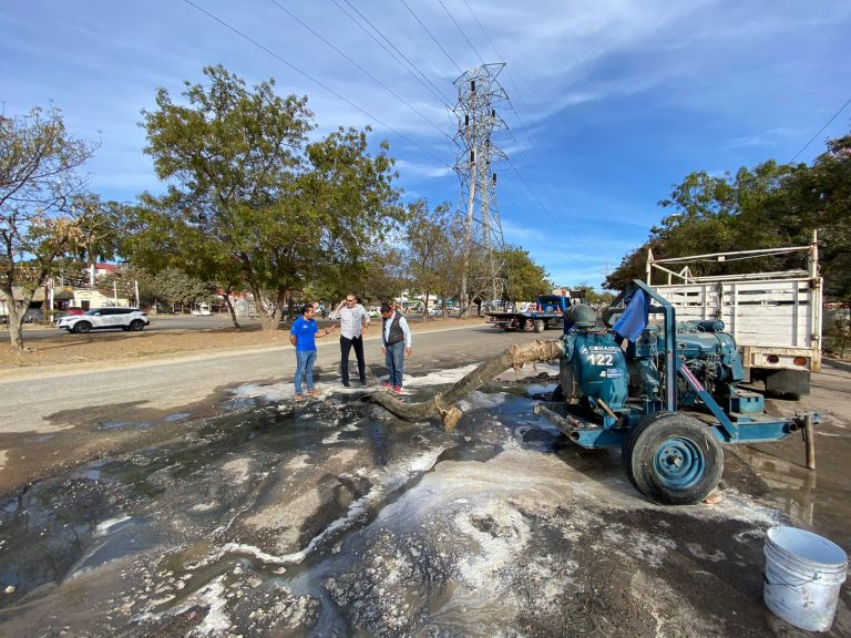 Frenan derrame de drenaje en Infonavit El Conchi
