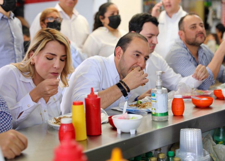 Se echa Marko Cortés un taco en Sinaloa