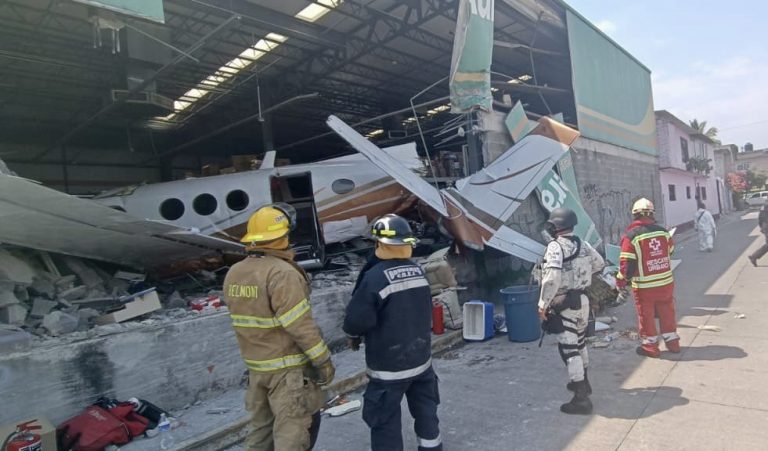 Se impacta avioneta en supermercado de Morelos