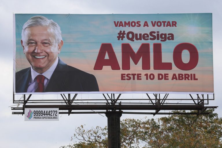 Ordena INE retirar espectaculares de apoyo a AMLO