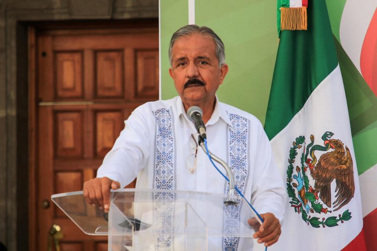 Renuncia defensa de Estrada en juicio político