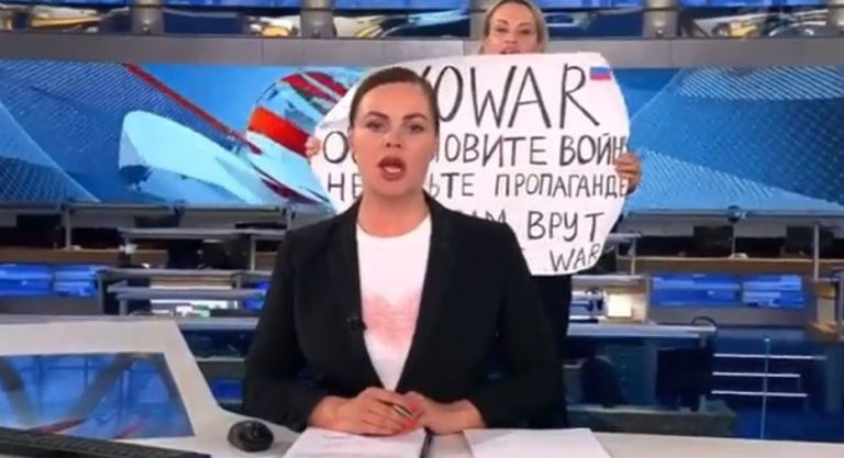 Irrumpe periodista en TV rusa contra la guerra