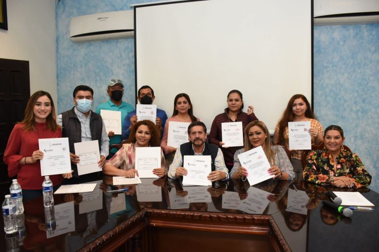 Los certifican en El Rosario con oficios para ir a EU