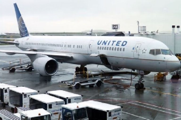 Eliminan aerolíneas de EU uso de cubrebocas