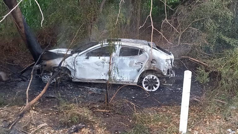 Se accidenta médico en Navolato y se incendia el automóvil