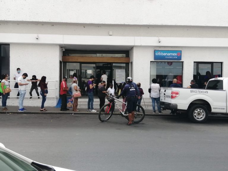 Toma asaltante de rehén a empleada en asalto bancario en Culiacán