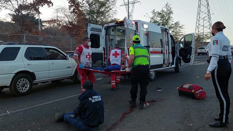 Atropella auto a 3 jovenes frente a escuela primaria por la Obregón