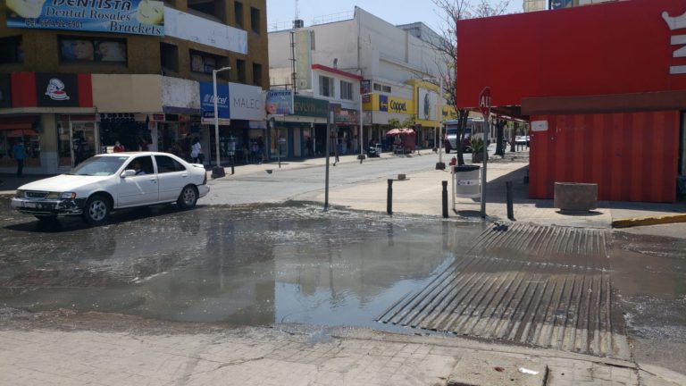 Se desborda otra vez drenaje en el Centro de Culiacán