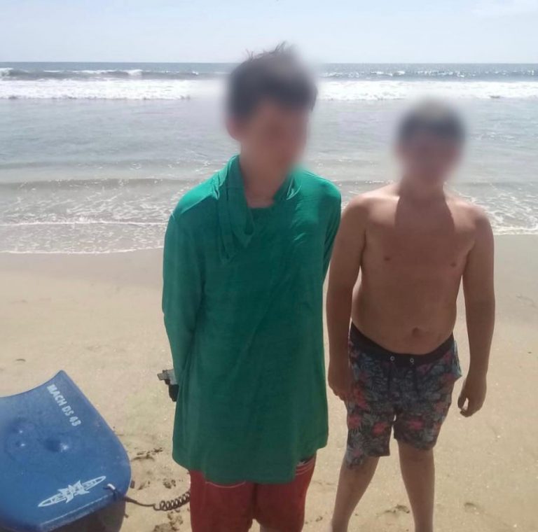 Rescatan del mar a 3 turistas