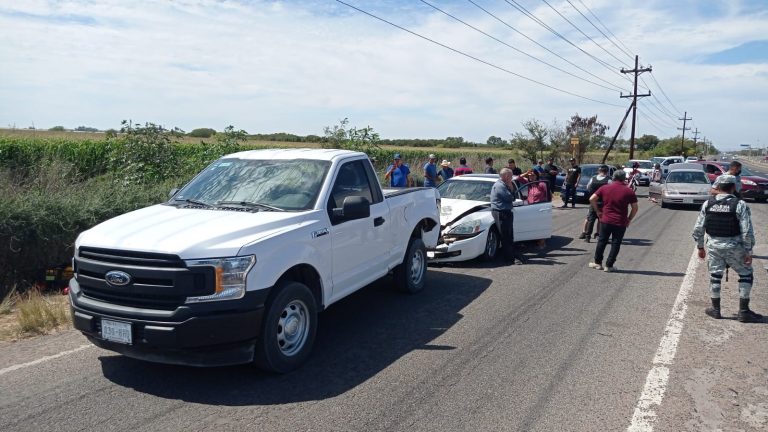 Estaba cambiando una llanta y se le impacta un auto