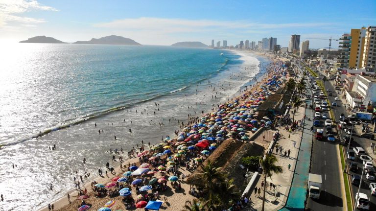 Registran playas de Mazatlán 83,680 asistentes durante el viernes santo