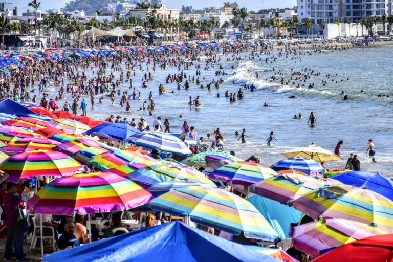 Registra Mazatlán aforo de 70 mil visitantes a playas en sábado