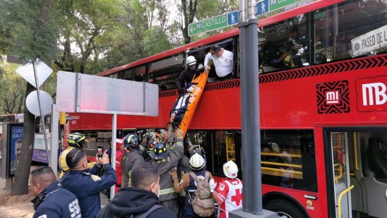 Deja 60 heridos choque de autobuses en CDMX