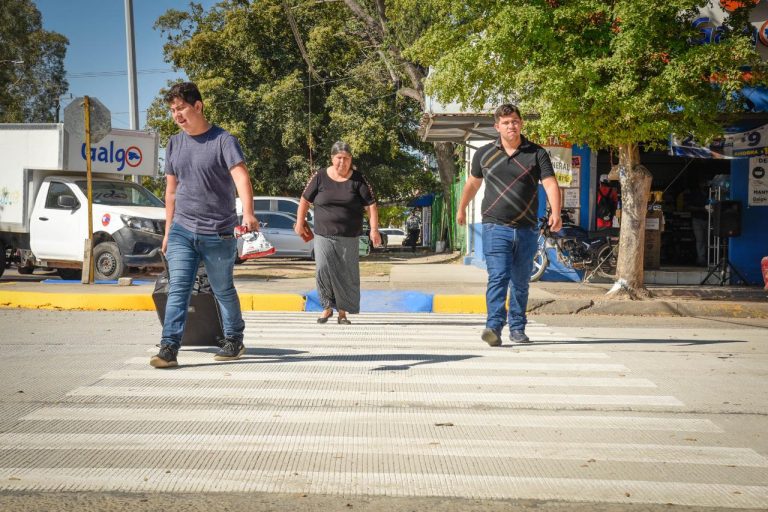 Busca Ahome con banquetas darle libertad al peatón