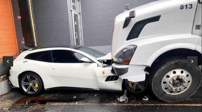 Lo despiden y estrella tráiler contra el Ferrari de su jefe